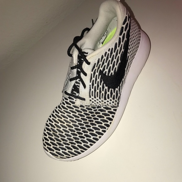 Nike iD Custom Roshe Run Sneakers 7.5 Black White - Picture 8 of 8